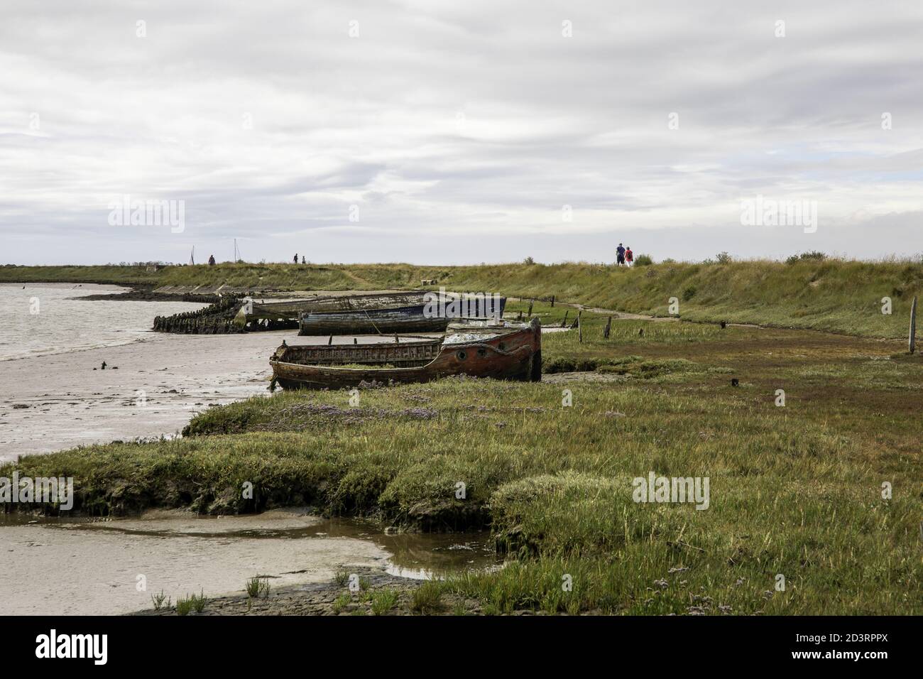 ORFORD, REGNO UNITO - 06 agosto 2020: Una barca abbandonata sul fiume ore a Orford, Suffolk. Foto Stock