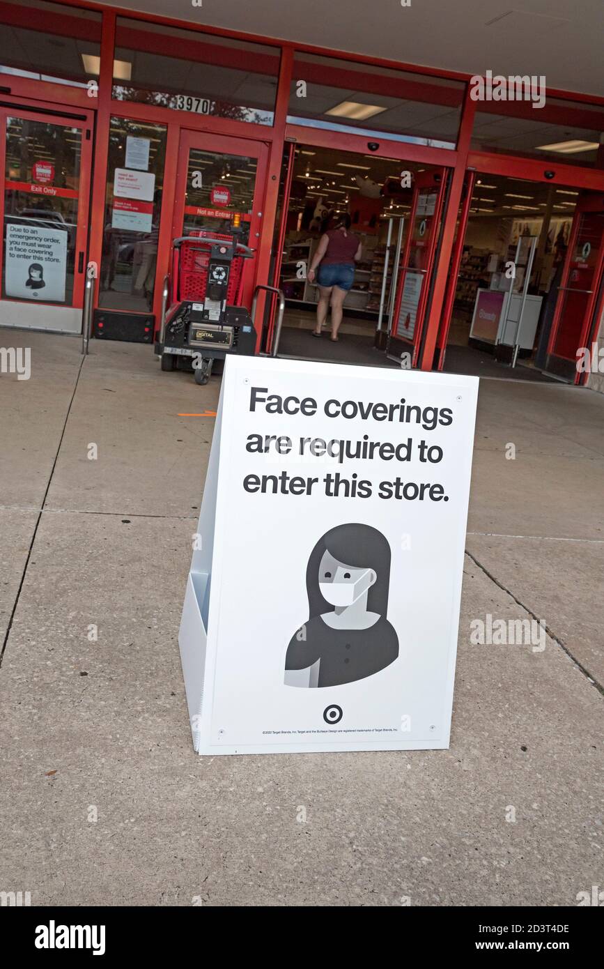 Rivestimenti del viso obbligatori Firma all'ingresso di un negozio nel Nord della Florida Centrale. Foto Stock