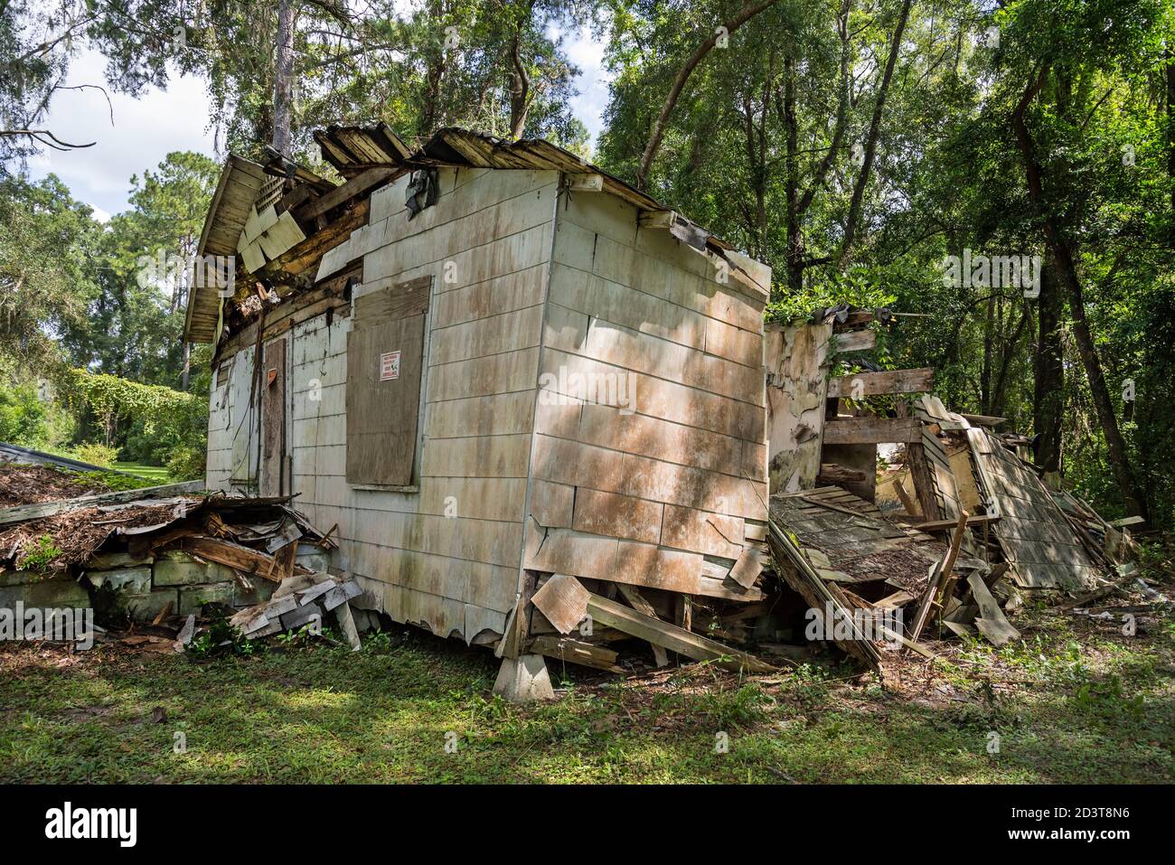 La casa abbandonata e derelict si trova nei boschi della Florida centro-settentrionale. Foto Stock