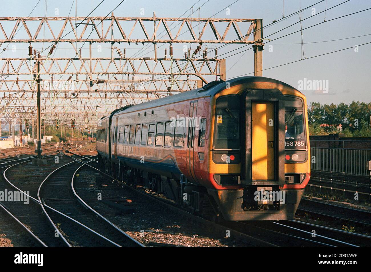 Manchester, UK - 19 Set 2020: Un treno passeggeri (Classe 158) operata dalla East Midlands Railway alla stazione Manchester Piccadilly per il servizio espresso. Foto Stock