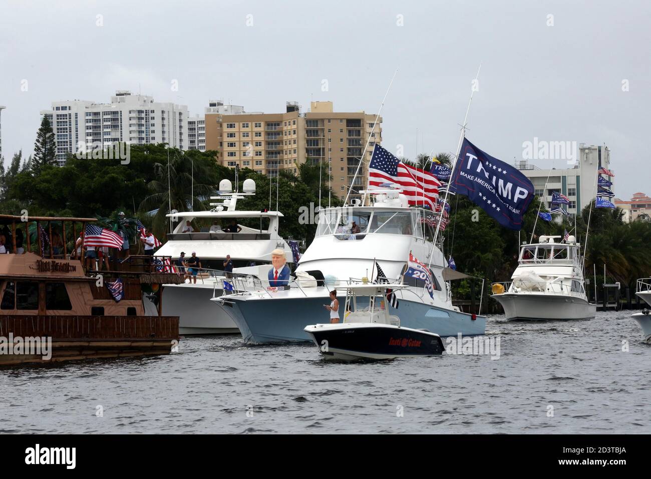 I fan di Donald Trump si sono esibiti in naufragi durante la pioggia torrenziale per mostrare il loro sostegno durante l'odierna Flotilla di Trump 2020 lungo i corsi d'acqua Intracoastal che hanno avuto inizio a Fort Lauderdale Sunrise Bay e si sono conclusi al lago Boca a Boca Raton con un po' di sole. I sostenitori Avid di "Boaters for Trump South Florida" hanno orgogliosamente promosso il presidente colpito dal COVID per la sua rielezione nel 2020 durante l'odierna Flotilla Trump 2020. Jim Norton (Camera dei Rep degli Stati Uniti), Catherine McBreen (Consiglio di supervisione delle elezioni), Brian Norton (Senatore di Stato) e Carla Spalding (contro Debbie Wasserman-Schult Foto Stock