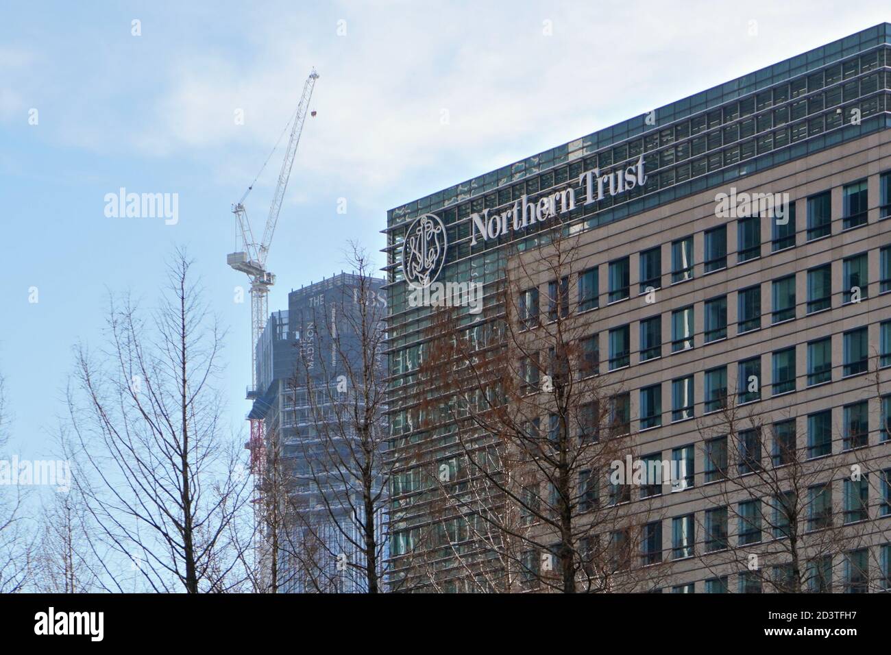 Londra, Regno Unito - 03 febbraio 2019: Filiali del Northern Trust UK a Canary Wharf. Gru da costruzione alta sullo sfondo. La società NT è Foto Stock