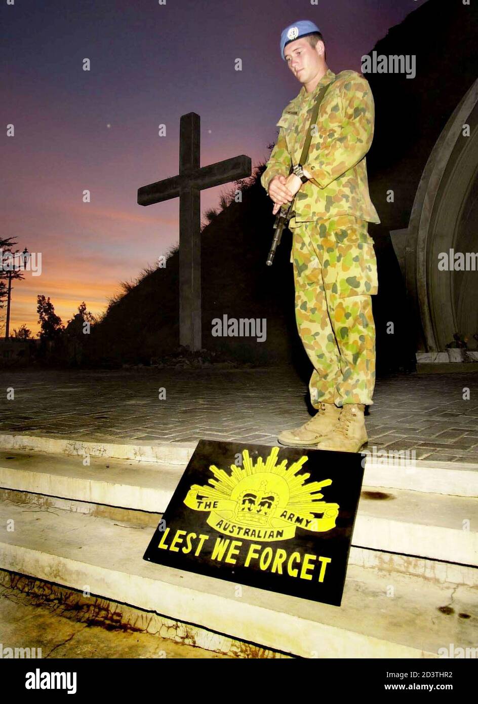 Il Peacekeeper australiano, il Signallor Lochlon McMahon si erge all'alba a Timor orientale come parte di una cerimonia per commemorare il centesimo compleanno dell'esercito australiano il 28 febbraio 2001. Una forza di 300 peacekeeper australiani che servono a Timor Est come parte delle forze di mantenimento della pace dell'autorità di transizione delle Nazioni Unite a Timor Est (UNTAET) si è riunita per celebrare il 100° anniversario dell'esercito australiano a Dili, Timor Est. MDB/CP Foto Stock