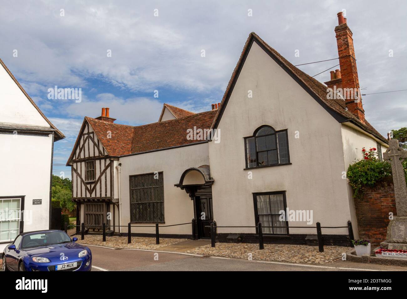 Bella casa con una finestra in legno ornato in una sezione a graticcio in Nayland, nella valle di Stour, Suffolk, Regno Unito. Foto Stock