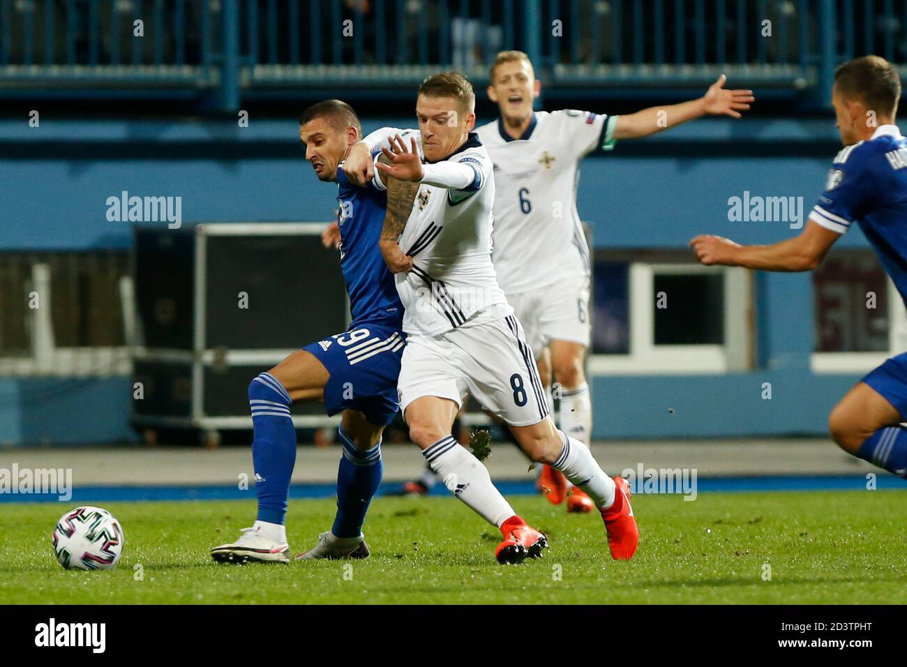 Sarajevo, Bosnia-Erzegovina. 8 ottobre 2020. Il bosniaco Rade Krunic sfida palla con l'Irlanda del Nord Steven Davis durante la partita di qualificazione Euro 2020 Bosnia-Erzegovina e Irlanda del Nord a Sarajevo, Bosnia-Erzegovina, 8 ottobre 2020. Allo stadio Grbavica, Sarajevo. Credit: Amel Emric/Alamy Live News Foto Stock