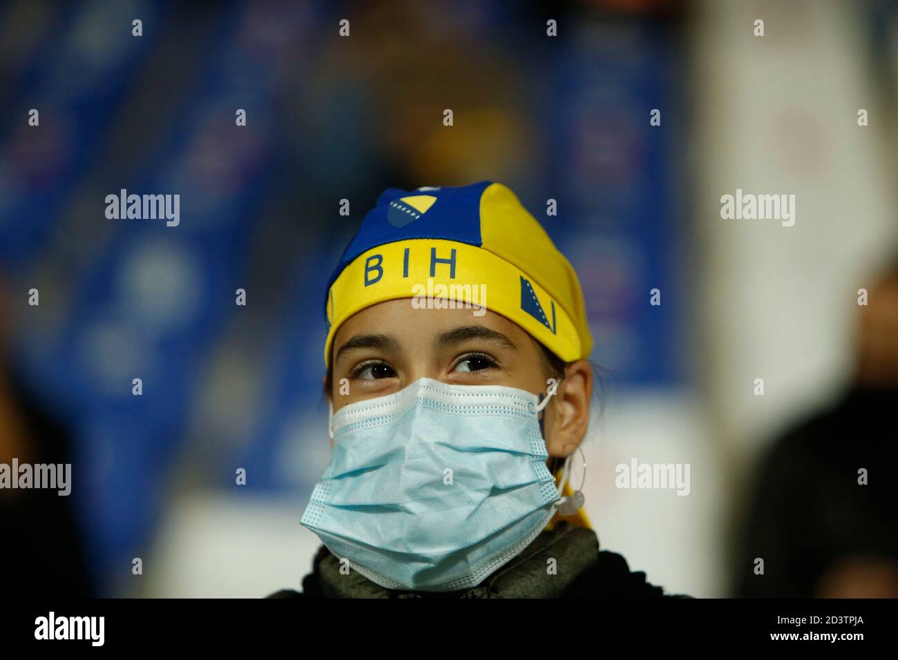 Sarajevo, Bosnia-Erzegovina. 8 ottobre 2020. Uomo bosniaco che guarda una partita durante la partita di qualificazione Euro 2020 Bosnia-Erzegovina e Irlanda del Nord a Sarajevo, Bosnia-Erzegovina, 8 ottobre 2020. Allo stadio Grbavica, Sarajevo. Credit: Amel Emric/Alamy Live News Foto Stock