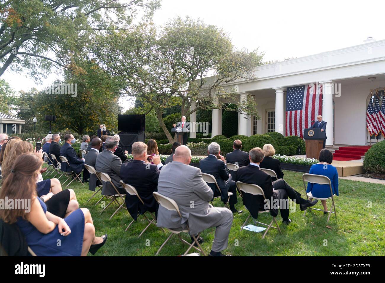 Il presidente degli Stati Uniti Donald Trump e il vice presidente Mike Pence, hanno lasciato, durante un aggiornamento sulla COVID-19, la strategia di test del coronavirus nel Rose Garden della Casa Bianca il 28 settembre 2020 a Washington, DC. Foto Stock