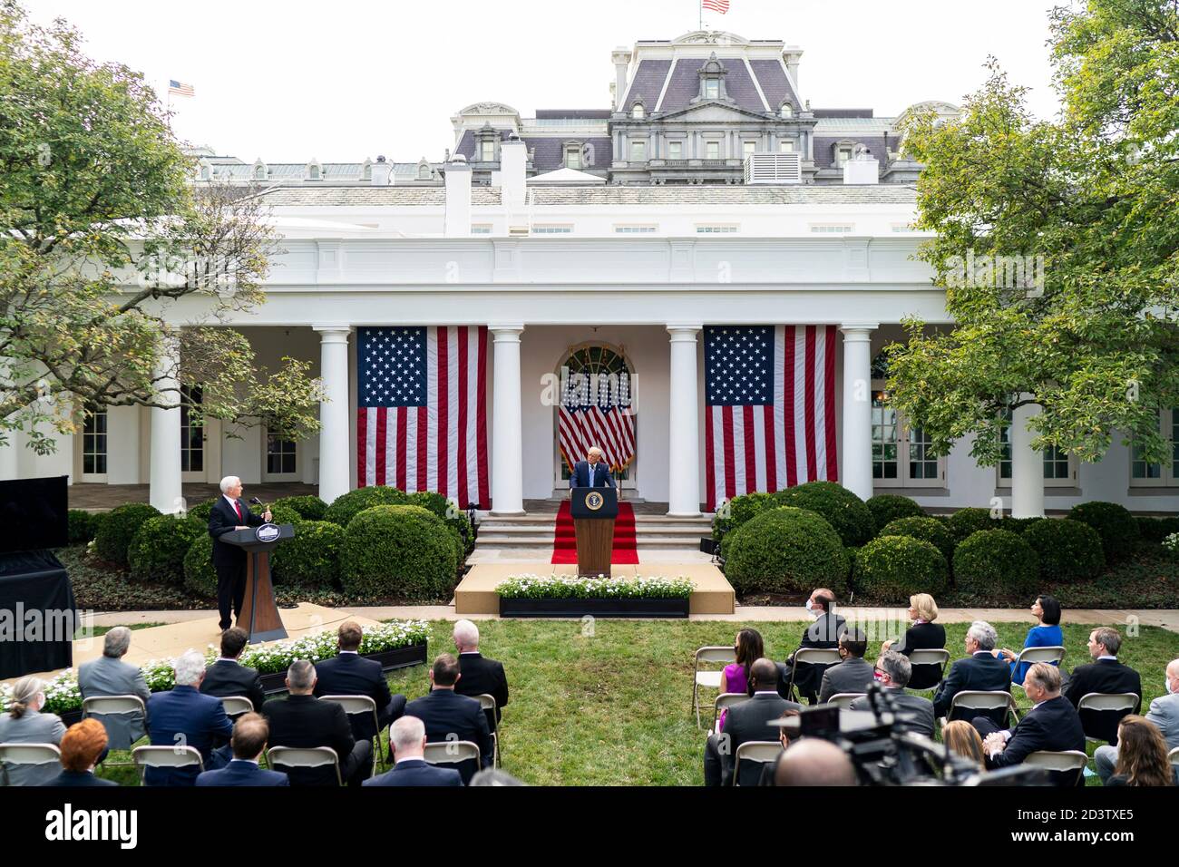 Il presidente degli Stati Uniti Donald Trump e il vice presidente Mike Pence, hanno lasciato, durante un aggiornamento sulla COVID-19, la strategia di test del coronavirus nel Rose Garden della Casa Bianca il 28 settembre 2020 a Washington, DC. Foto Stock