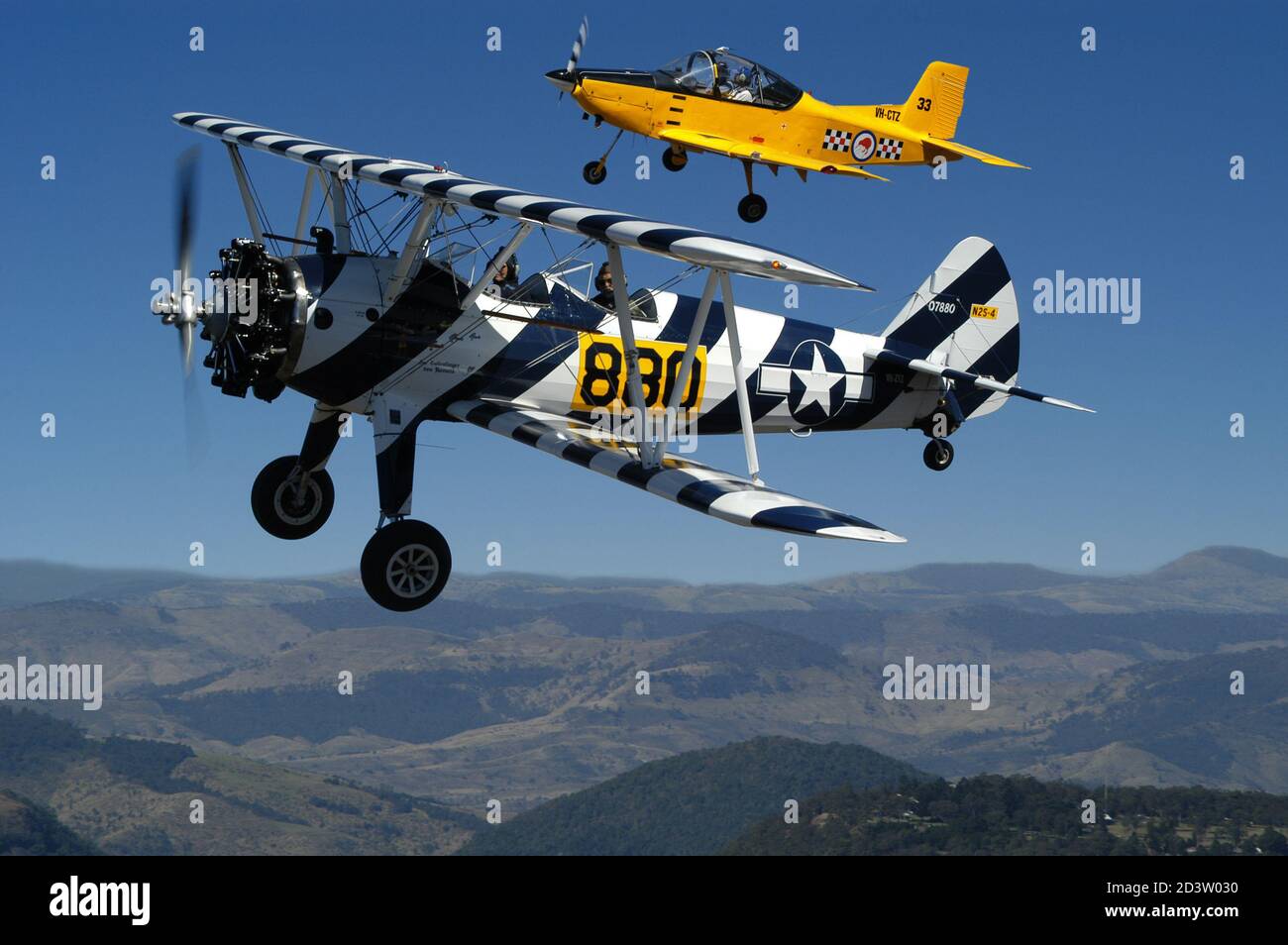 Un Boeing N2S Stearman trainer biplanare anni '40, in formazione con un PAC CT4, fotografato aria-aria Foto Stock