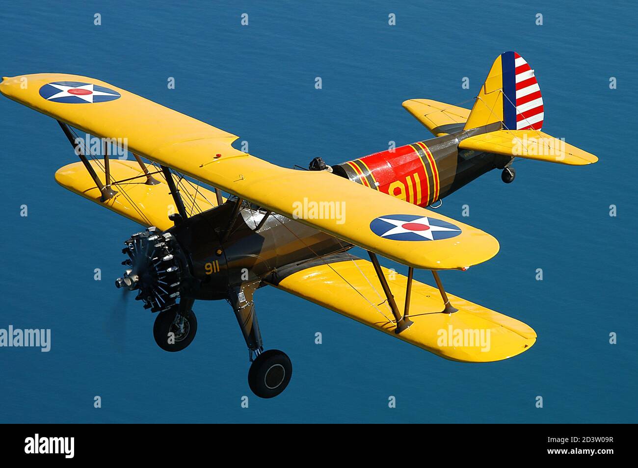 Un Boeing N2S Stearman trainer biplanare anni '40 fotografato aria-aria Foto Stock