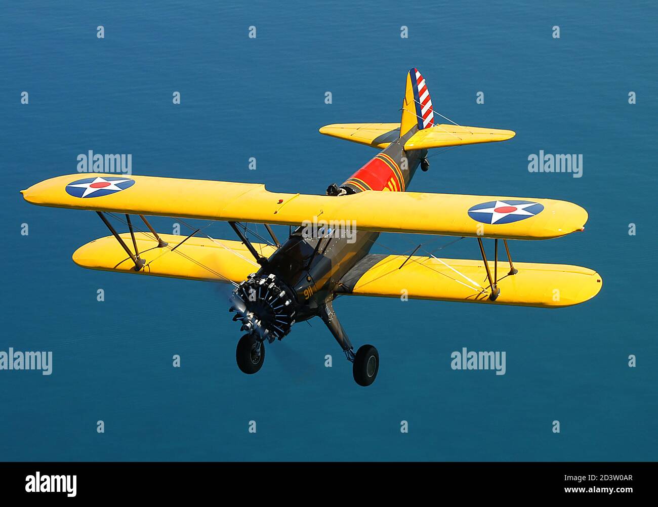 Un Boeing N2S Stearman trainer biplanare anni '40 fotografato aria-aria Foto Stock