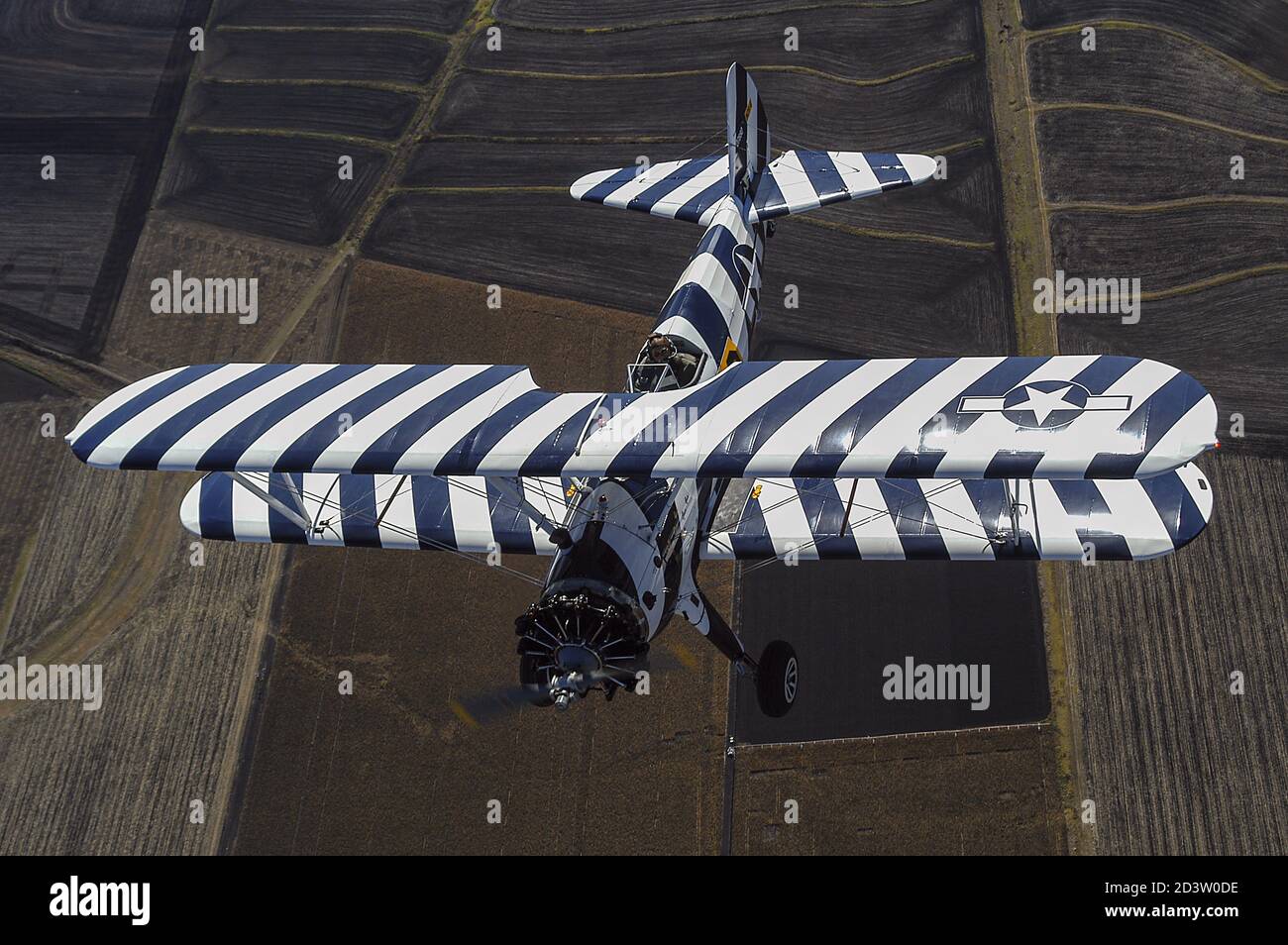 Un Boeing N2S Stearman trainer biplanare anni '40 fotografato aria-aria Foto Stock