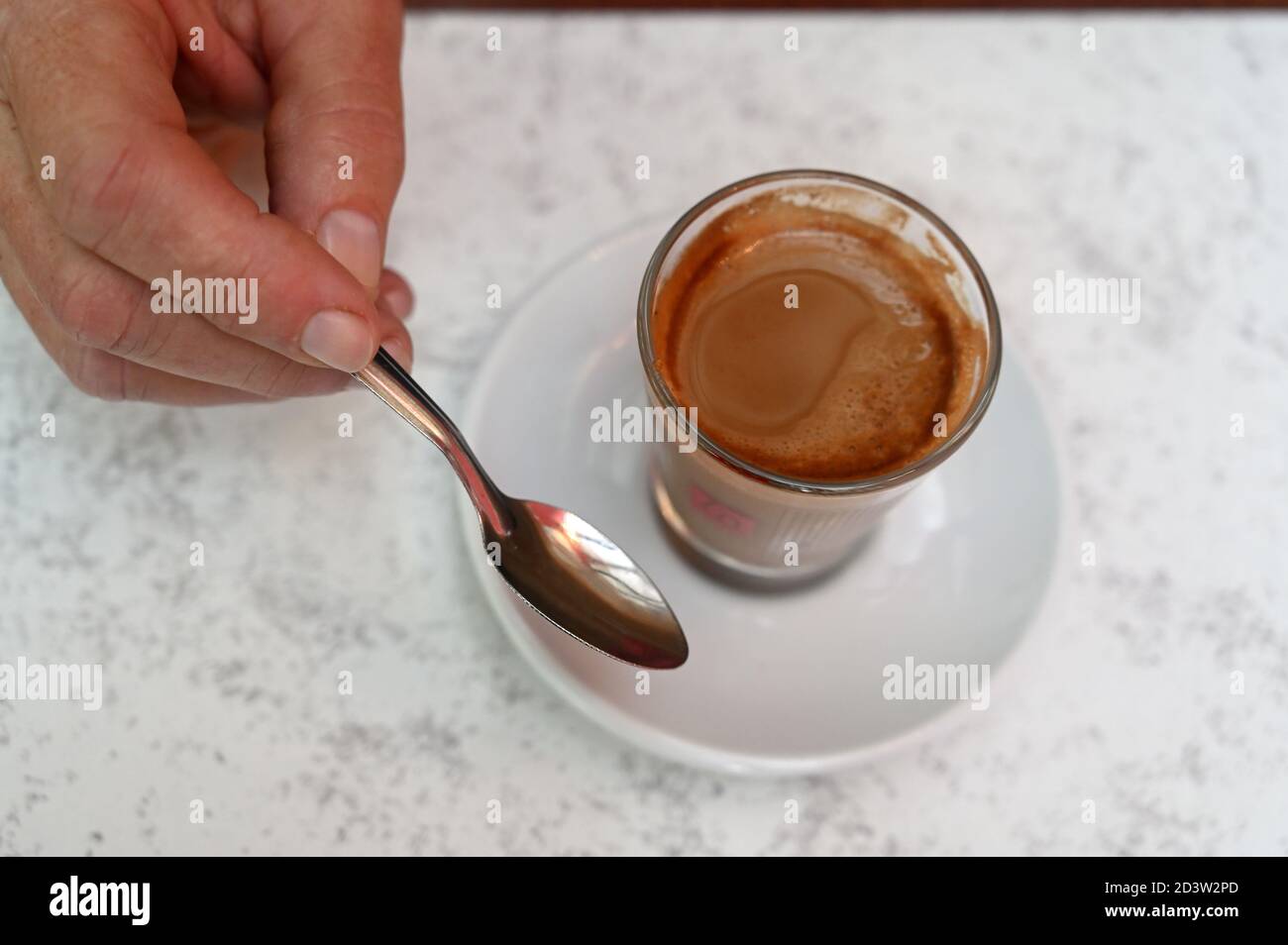 Tempo di pausa. Caffè caldo in una tazza di porcellana. Foto Stock