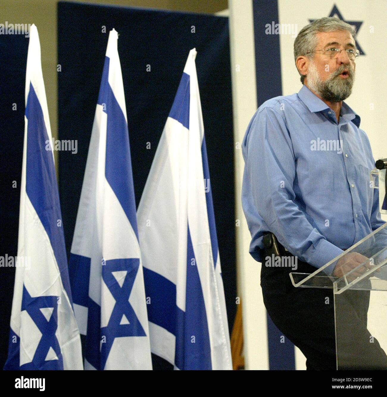 Amram Mitzna parla durante una conferenza stampa a Tel Aviv il 4 maggio 2003. Mitzna, il dovido ex generale schiacciato dal primo ministro Ariel Sharon alle elezioni israeliane di gennaio, ha annunciato domenica le sue dimissioni da capo del principale partito laburista dell'opposizione. REUTERS/NIR Elias NIR/JV Foto Stock