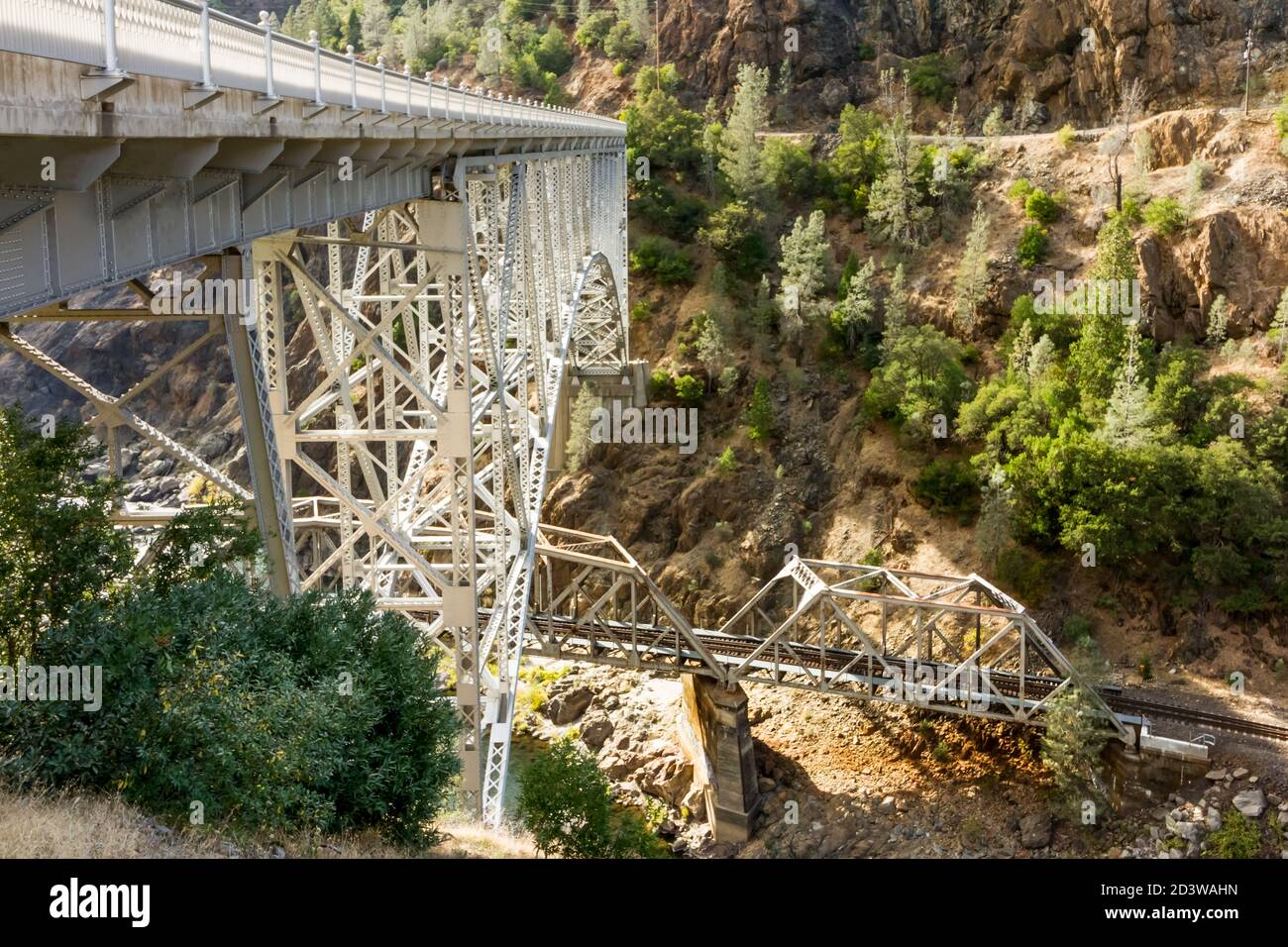 Crisscross - la California state Route 70 attraversa la ferrovia del fiume Feather, attraversando il fiume Feather. Pulga, California, Stati Uniti Foto Stock