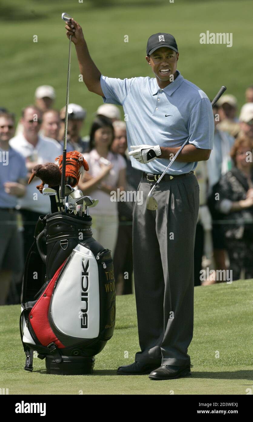 L'ex campione di Masters Tiger Woods Hole sceglie i club sul secondo verde  durante un turno di pratica per il torneo di golf 2005 Masters all'Augusta  National Golf Club di Augusta, Georgia,