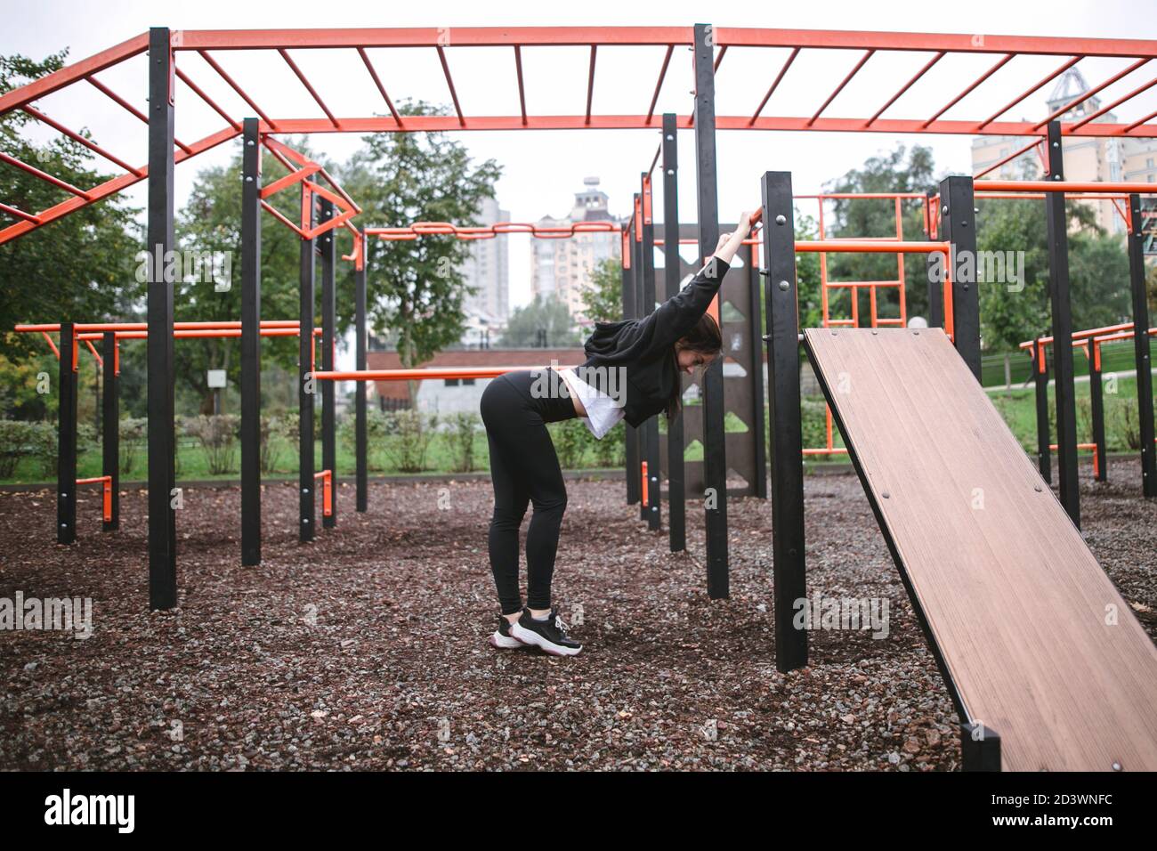 Giovane donna fare l'allenamento gioca sport nel parco parco giochi all'aperto Foto Stock