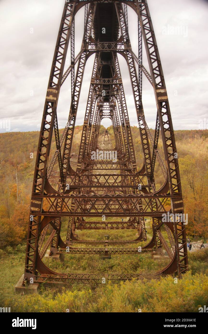 Il Ponte di Kinzua si affaccia su di un luminoso Foliage autunnale Foto Stock