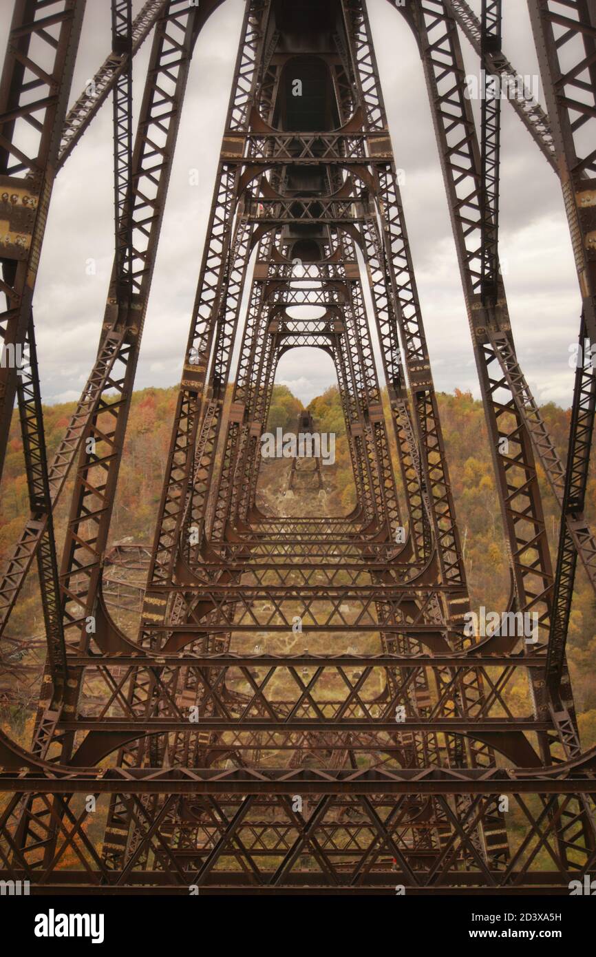 Kinzua Railroad Bridge struttura con Fall Foliage Foto Stock