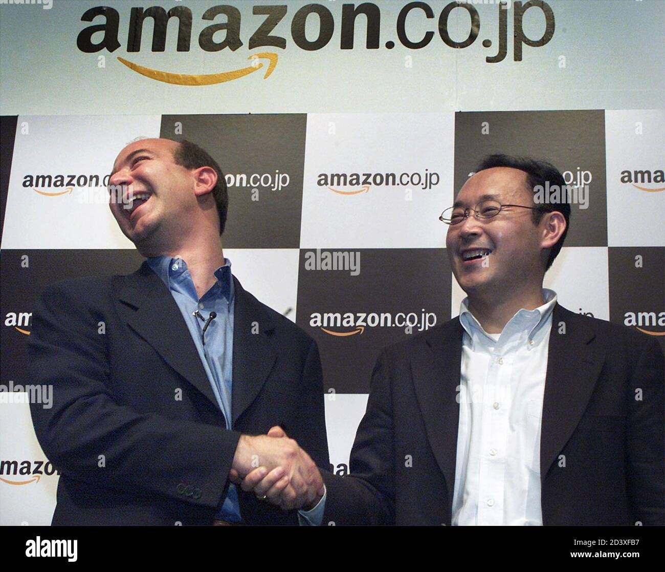 Amazon.com Inc il fondatore e direttore generale Jeff Bezos (L) condivide  una risata con il country manager giapponese di Amazon Junichi Hasegawa  durante una conferenza stampa a Tokyo il 1° novembre 2000.