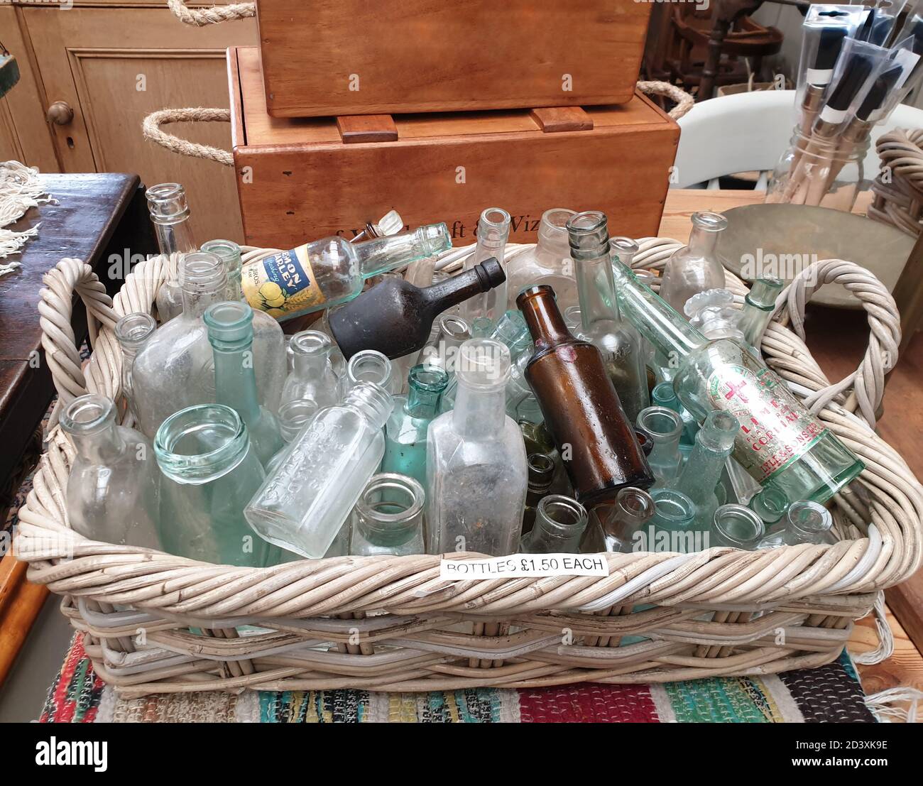Vecchie bottiglie di vetro in un cestino, Bromsgrove Worcester, Worcestershire. Inghilterra, Regno Unito, Regno Unito, 07/09/2020 le vecchie bottiglie di vetro si stendere in un cesto di vimini. Foto Stock