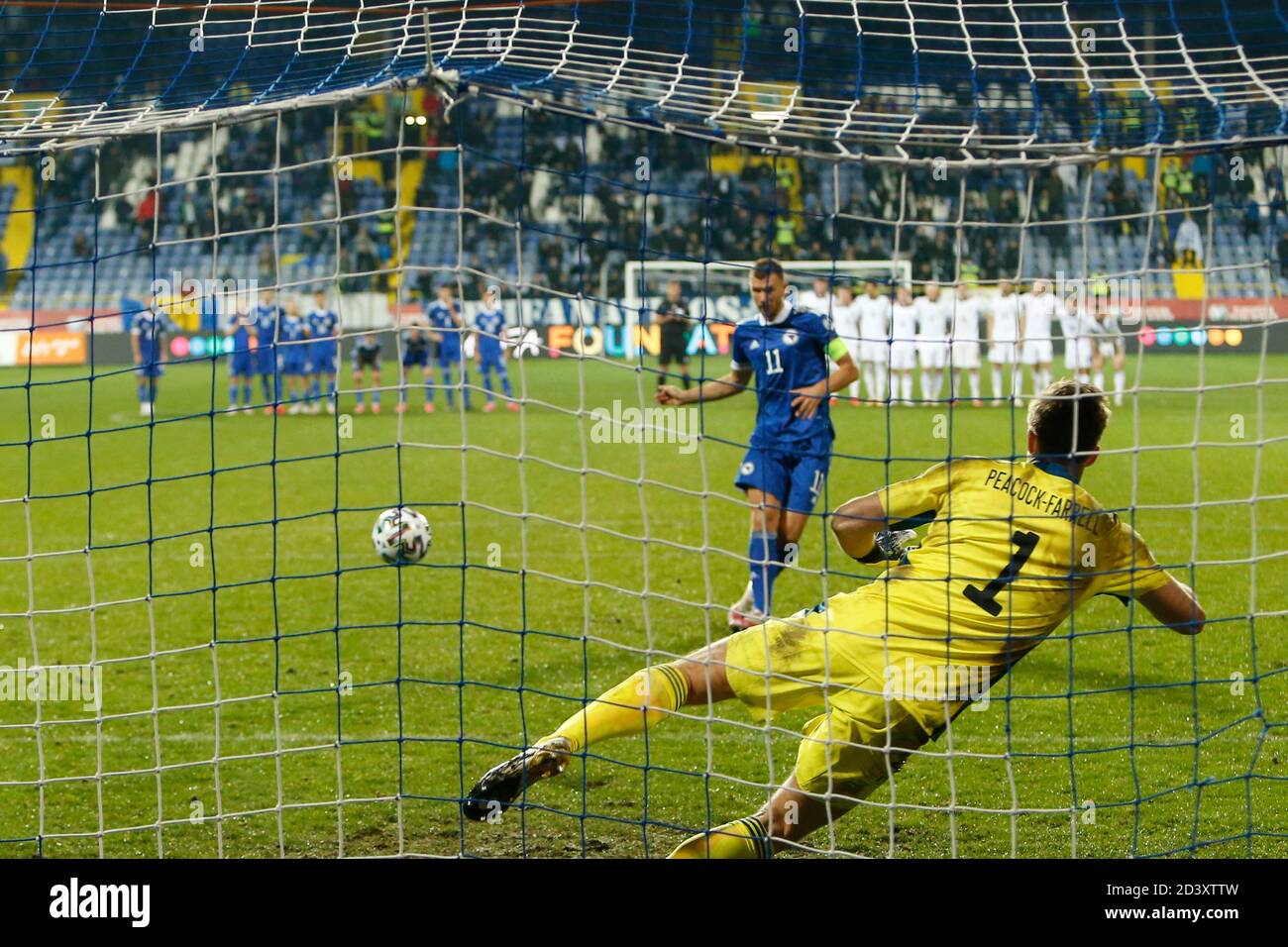 Sarajevo, Bosnia-Erzegovina. 8 ottobre 2020. Bosniaco Edin Džeko segna gol contro il portiere dell'Irlanda del Nord Bailey Peacock-Farrell durante la partita di qualificazione Euro 2020 Bosnia-Erzegovina e Irlanda del Nord a Sarajevo, Bosnia-Erzegovina, 8 ottobre 2020. Allo stadio Grbavica, Sarajevo. Credit: Amel Emric/Alamy Live News Foto Stock