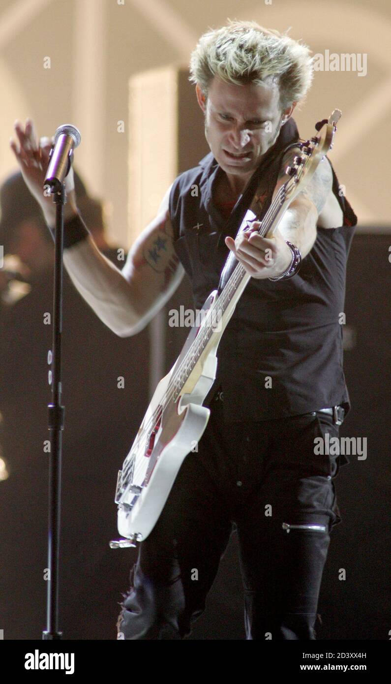 Green Day bassist Mike Dirnt performs "Boulevard of Broken Dreams" at the  2004 Billboard Music Awards at the MGM Grand Garden Arena in Las Vegas,  Nevada December 8, 2004. REUTERS/Ethan Miller EM