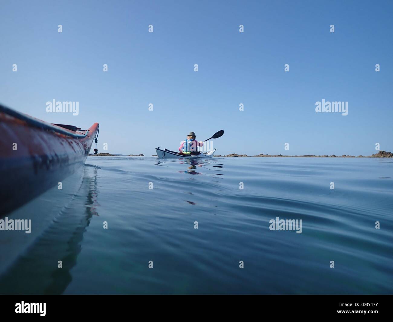 Kayak di mare alla barriera corallina di Ecrehous, tra Jersey e Francia. Settembre 2020 Foto Stock