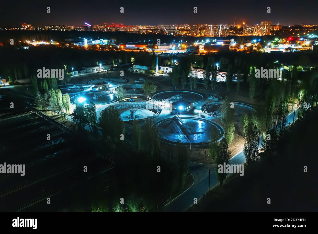 Vista aerea dell'impianto di trattamento delle acque reflue di notte, filtrazione di acque sporche o di scarico. Foto Stock
