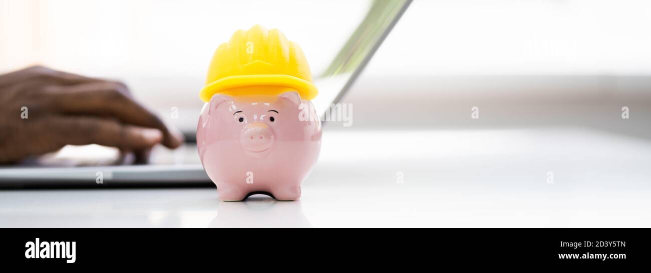 African American Accountant fare soldi risparmi e sicurezza delle costruzioni Foto Stock