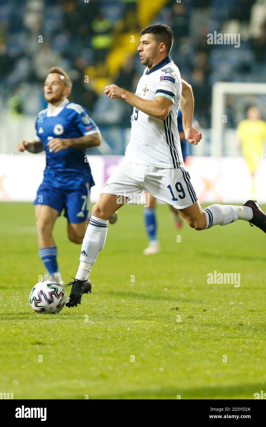 Sarajevo, Bosnia-Erzegovina. 8 ottobre 2020. I giocatori bosniaci Edon Dzeko controllano la palla durante la partita di qualificazione Euro 2020 Bosnia-Erzegovina e Irlanda del Nord a Sarajevo, Bosnia-Erzegovina, 8 ottobre 2020. Allo stadio Grbavica, Sarajevo. Credit: Amel Emric/Alamy Live News Foto Stock