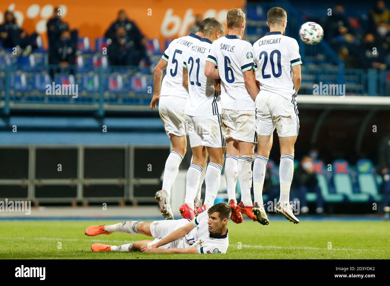 Sarajevo, Bosnia-Erzegovina. 8 ottobre 2020. Irlanda del Nord i giocatori saltano a palla di blocco durante la partita di qualificazione Euro 2020 Bosnia-Erzegovina e Irlanda del Nord a Sarajevo, Bosnia-Erzegovina, 8, ottobre 2020. Allo stadio Grbavica, Sarajevo. Credit: Amel Emric/Alamy Live News Foto Stock