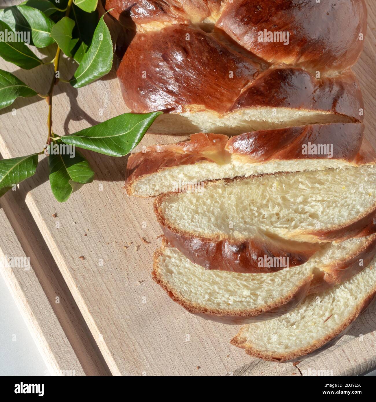 Pane dolce tedesco Hefezopf appena sfornato, cibo confortevole a casa Foto Stock