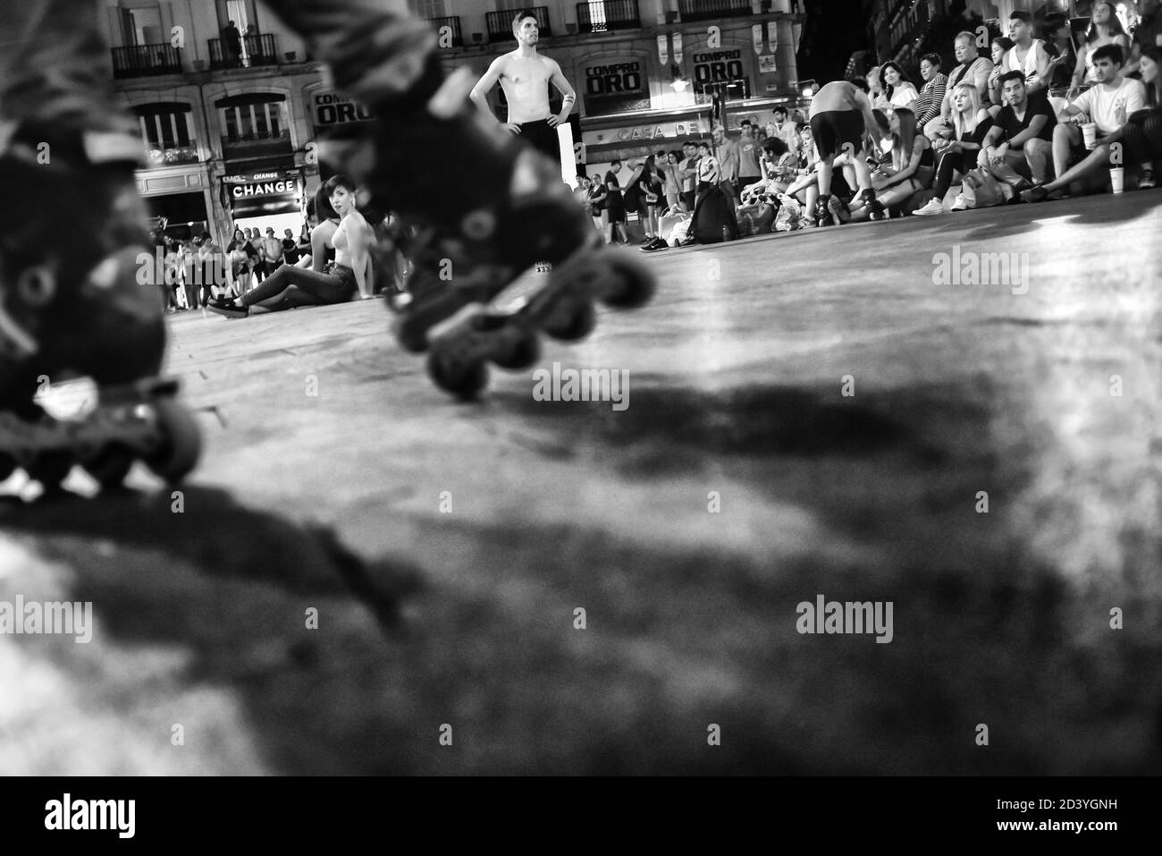 pattinatori e folla di turisti e persone locali che godono di un Notte estiva a Puerta del Sol a Madrid Foto Stock