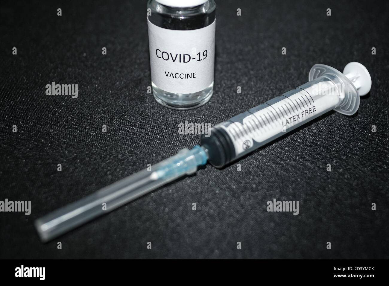 Contenitore vaccino Covid19 e siringa vuota, trattamento della malattia pandemica del coronavirus Foto Stock