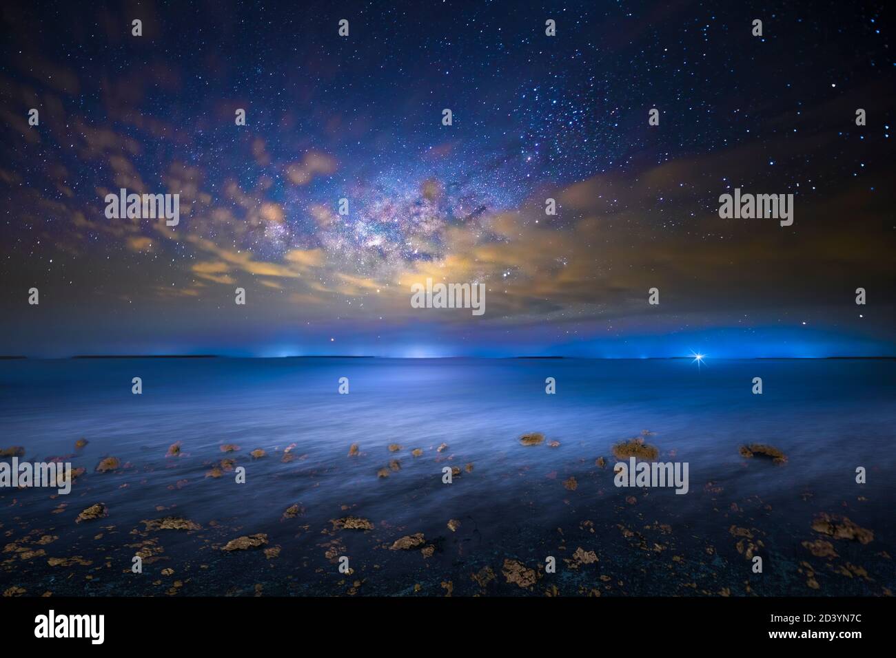 La Via Lattea dietro le nuvole alla punta meridionale della Florida nel Parco Nazionale delle Everglades. Questo è stato fotografato nella zona del Campground di Flamingo. Foto Stock