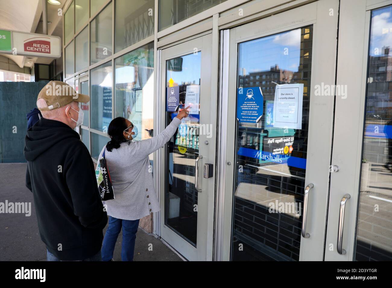 (201008) -- NEW YORK, 8 ottobre 2020 (Xinhua) -- la gente ha letto un avviso di chiusura sulla porta di un grande magazzino a Rego Park of Queens, una zona COVID-19 hotspot a New York, gli Stati Uniti, l'8 ottobre 2020. L'ultimo tasso di positività del coronavirus nelle contee di Queens, Brooklyn, Orange e Rockland dello stato di New York nel 20 è stato del 5.8%, più di cinque volte il tasso di positività a livello statale escludendo questi codici di avviamento postale, che si attestavano al 1.01%, ha twittato il governatore Andrew Cuomo giovedì. Arresti di imprese non essenziali, scuole e incontri sociali in quei hotspot sono Foto Stock