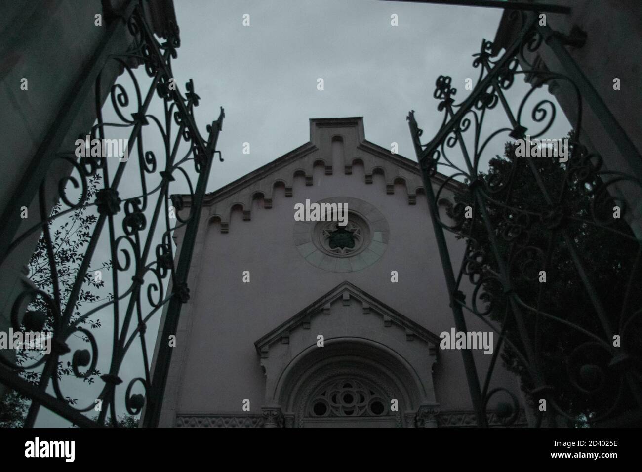 Una cripta barocca l'ingresso nel cortile della cripta e la cripta di fronte appartiene alla nobile famiglia. Foto Stock