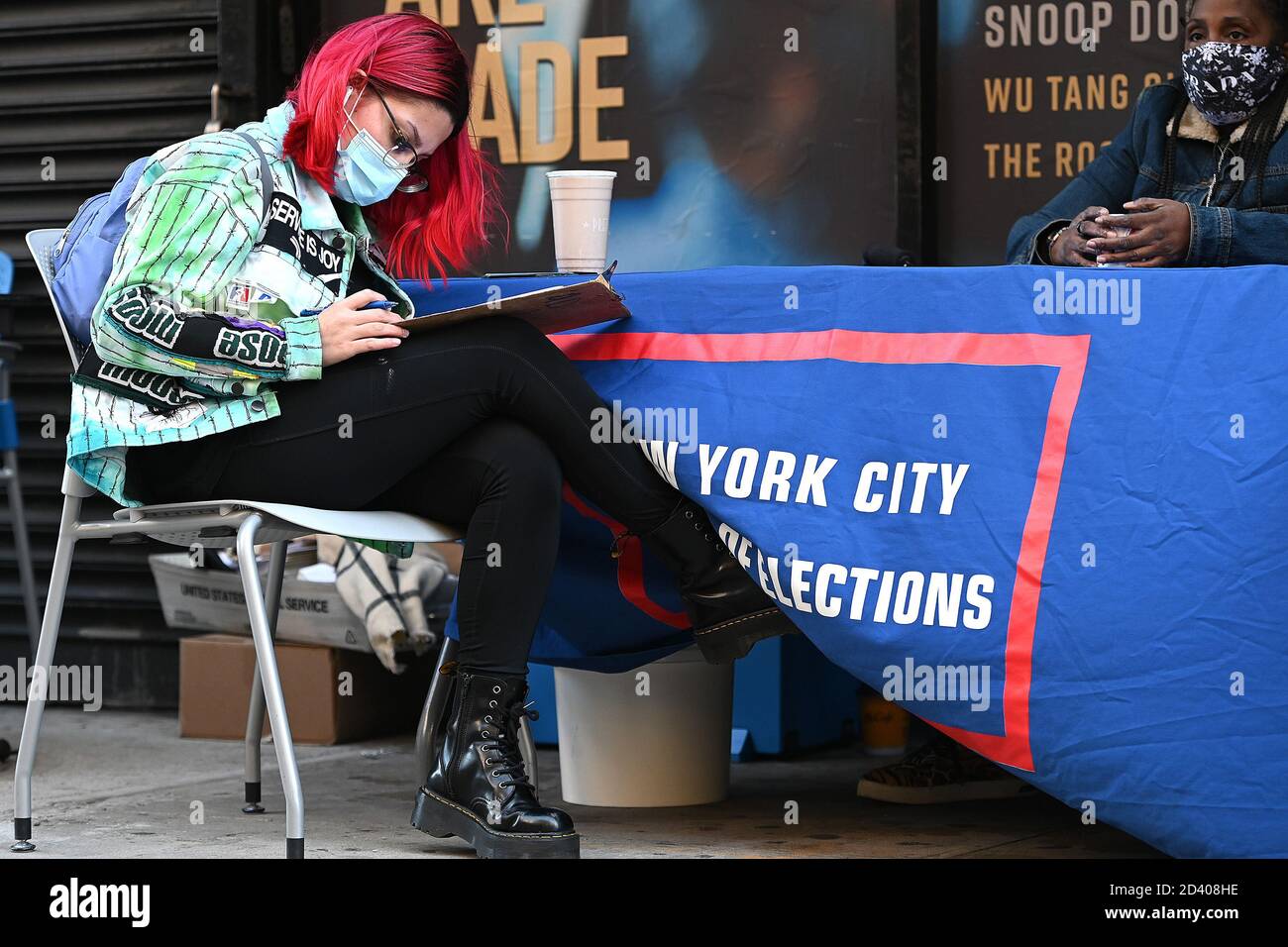 New York City, Stati Uniti. 8 ottobre 2020. Una donna compila una carta di registrazione degli elettori ai tavoli allestiti al di fuori del Consiglio delle elezioni uffici di Manhattan, a New York, NY, 8 ottobre 2020. (Anthony Behar/Sipa USA) Credit: Sipa USA/Alamy Live News Foto Stock