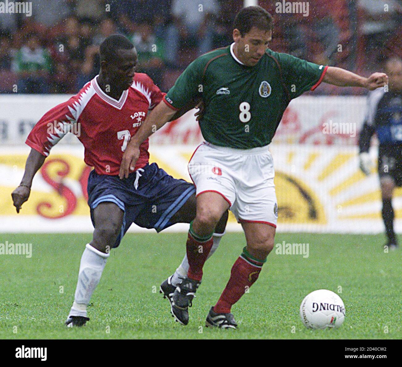 Il centrocampista messicano Alberto Garcia Aspe (R) combatte contro  l'attaccante della Liberia Aaron Poble durante la seconda metà della  partita di calcio amichevole nello stadio Luis Piratas Fuentes di Veracruz,  Messico, il