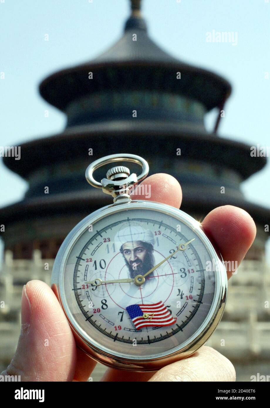 Un orologio tascabile di produzione russa con Osama bin Laden e una  bandiera americana è esposto di fronte al Tempio del Paradiso a Pechino il  9 settembre 2002. L'orologio da tasca vendeva