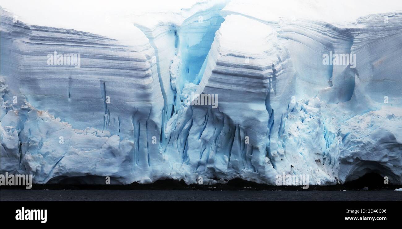 Peninsulare antartico e ghiaccio lungo la linea costiera Foto Stock
