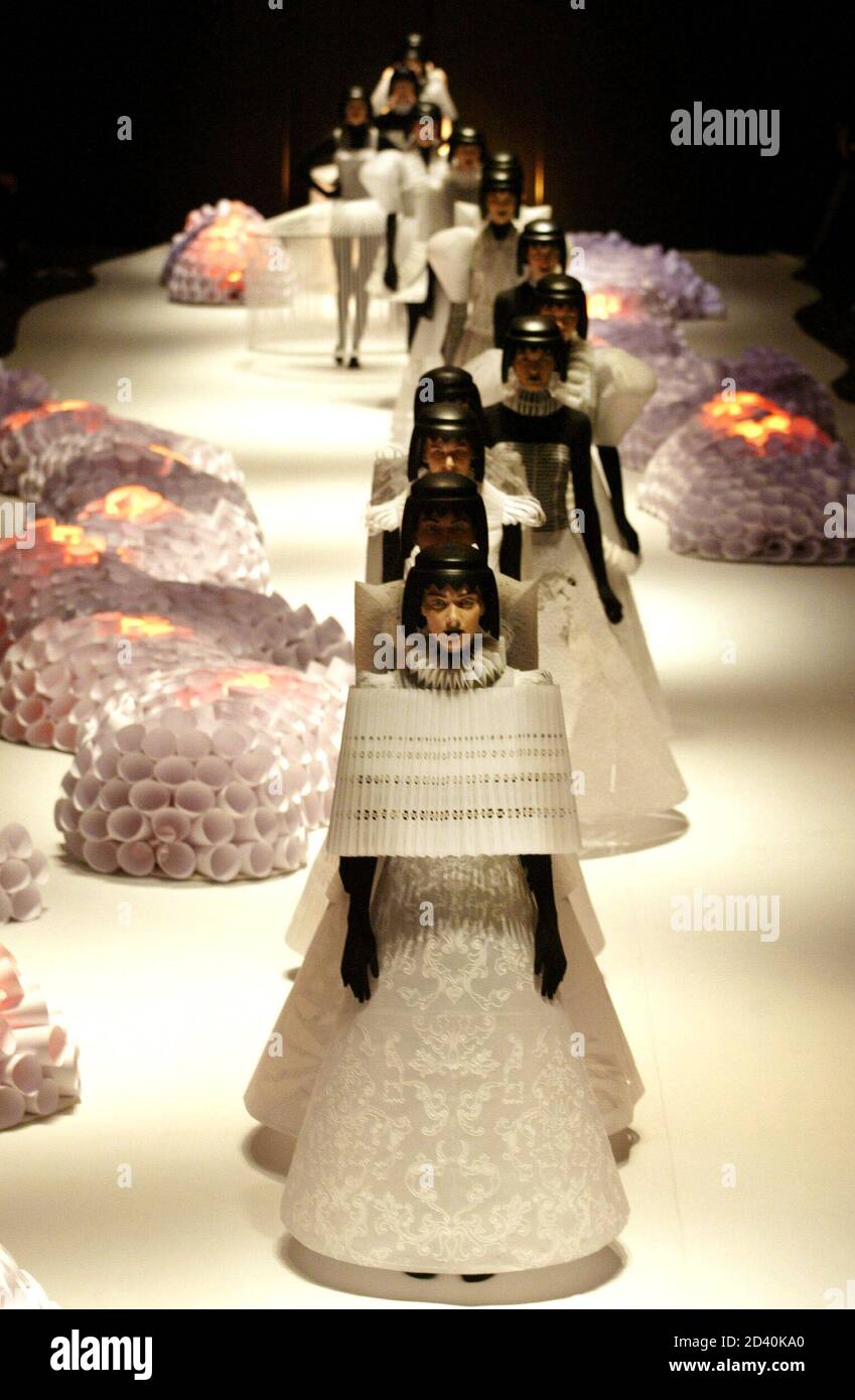 Models appear on the catwalk at the end of Jum Nakao's 2005 Spring/Summer collection show, during Sao Paulo Fashion Week, June 17, 2004. Foto Stock