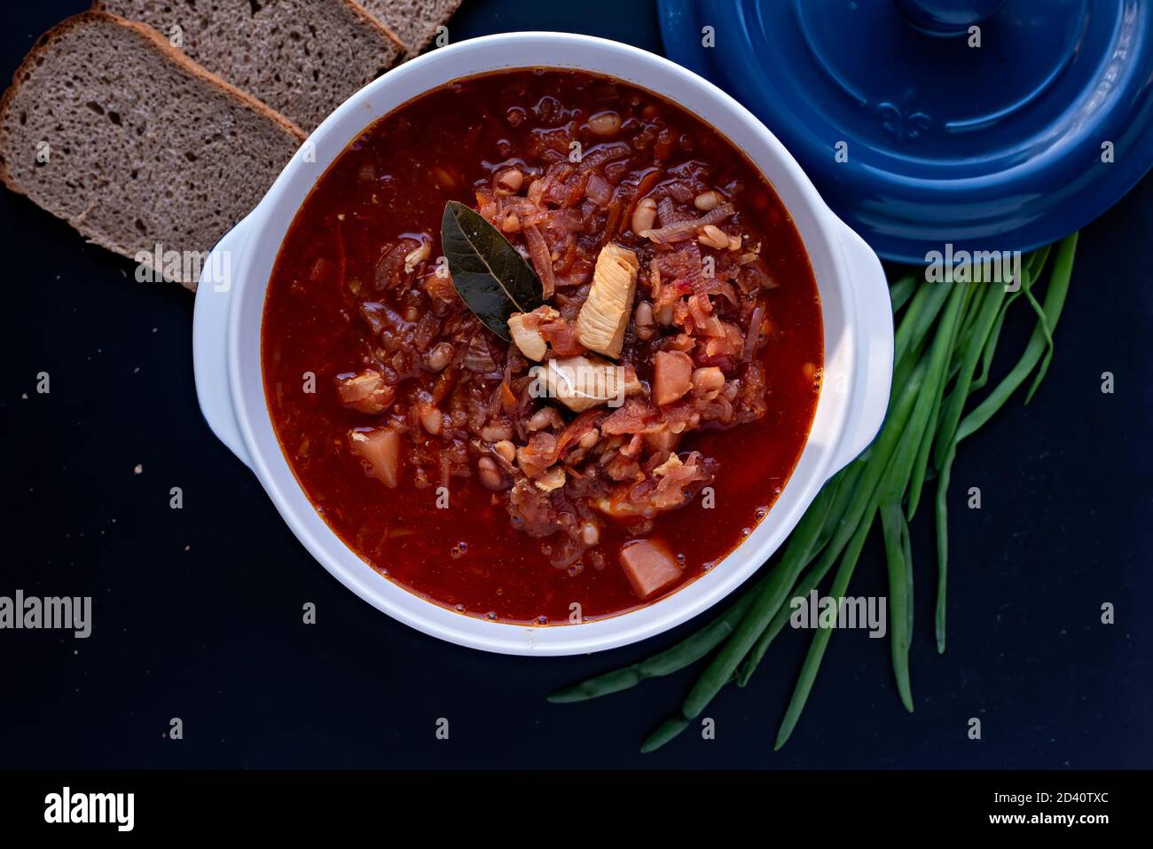 Istruzioni passo-passo per preparare una dieta borscht rosso da filetto di pollo. Fase quattro - versate il piatto finito nel piatto, riempitelo di asino Foto Stock