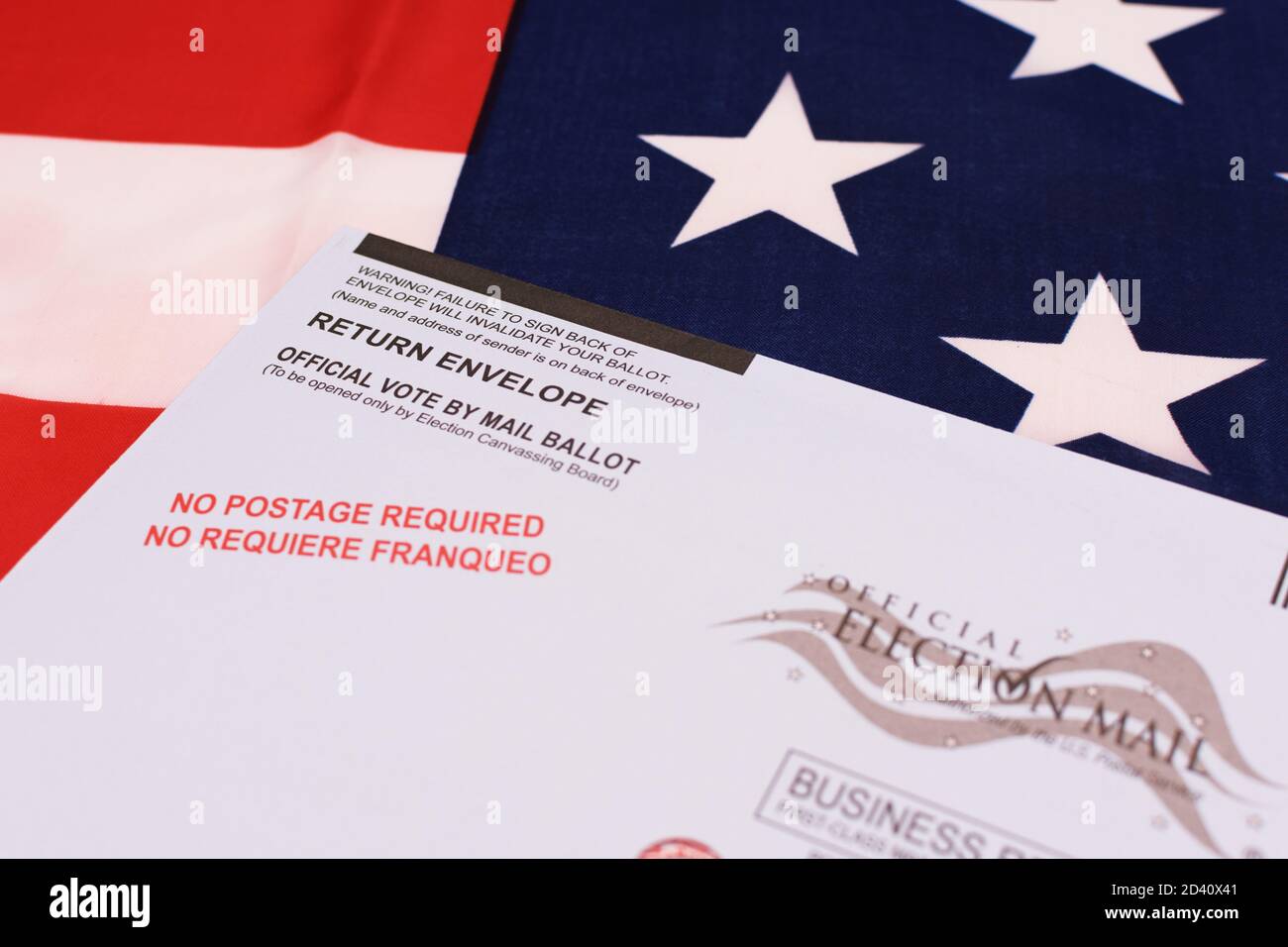 Busta di ritorno per il voto ufficiale per posta. Contesto la bandiera degli Stati Uniti. Messa a fuoco selettiva. - San Jose, California, USA - 8 ottobre Foto Stock