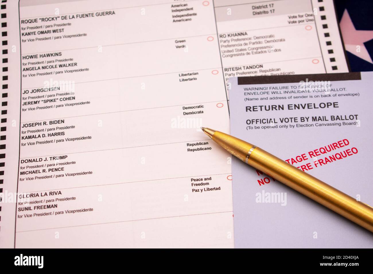 Voto elettorale ufficiale per posta con una penna d'oro focalizzata sui candidati presidenziali con una profondità minima - San Jose, California, USA - Ottobre Foto Stock