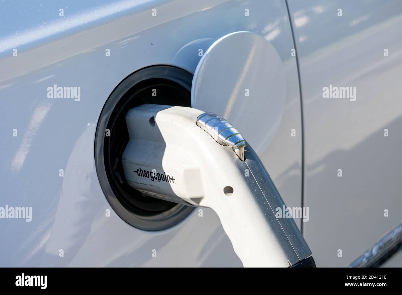 L'alimentatore ChargePoint si collega a un veicolo elettrico per caricare la batteria - Campbell, California, USA - 2020 Foto Stock