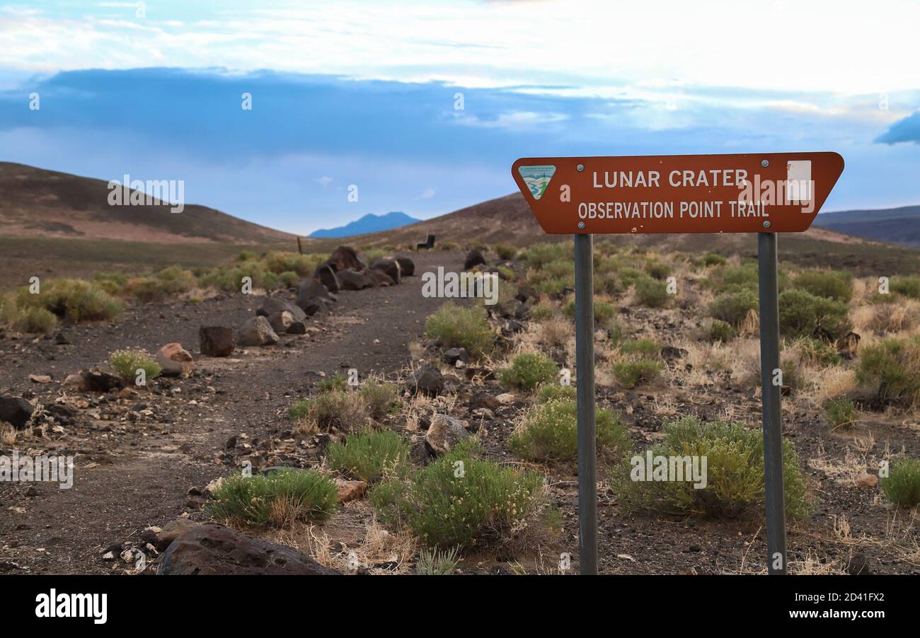 CRATERE LUNAR, NEVADA, STATI UNITI - 10 maggio 2018: Un segno segna il sentiero per il punto di osservazione del cratere Lunar del Nevada. Foto Stock