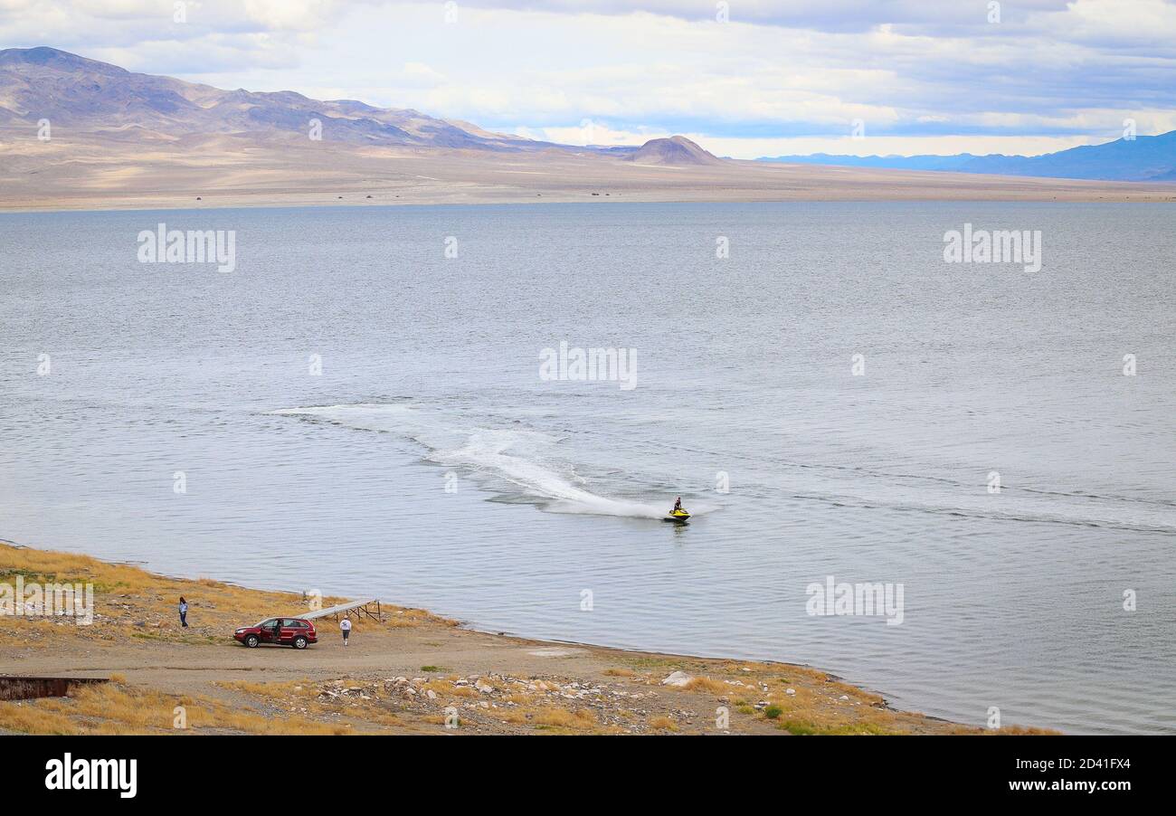 WALKER LAKE, NEVADA, STATI UNITI - Feb 26, 2019: Una persona guida uno sci d'acqua sul Nevada's Walker Lake vicino Sportsman's Beach Recreation Area. Foto Stock