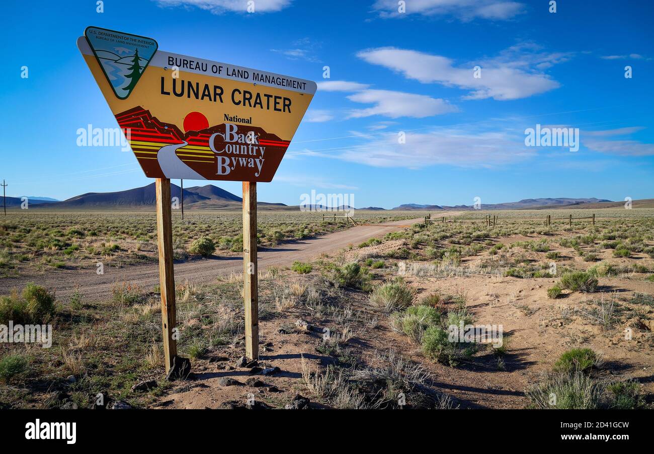CRATERE LUNAR, NEVADA, STATI UNITI - 10 maggio 2018: Un cartello apposto su una strada sterrata mostra il percorso per il punto di riferimento del Cratere Lunar del Nevada, un Backcountry B. Foto Stock